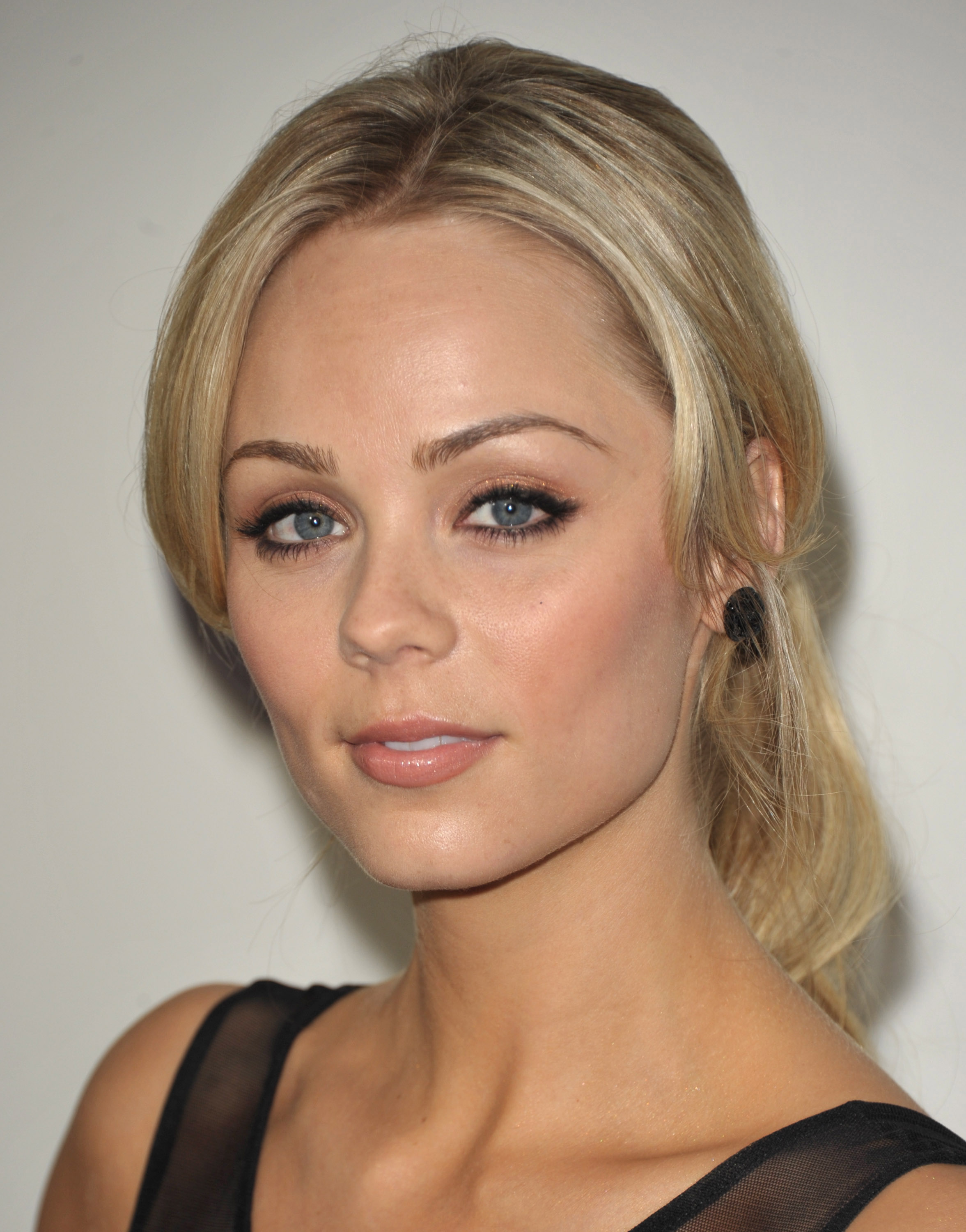 Laura Vandervoort Pics